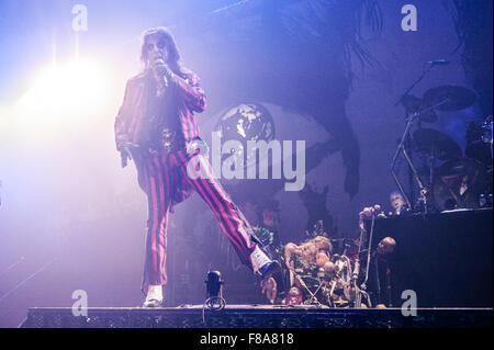 Alice Cooper réalise en concert en première partie de Motley Crue à la Wembley Arena, de l'ESS avec : Alice Cooper Où : London, Royaume-Uni Quand : 06 Nov 2015 Banque D'Images