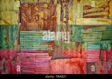 Un résumé de l'image d'arrière-plan le drapeau de Lituanie peint sur de tôles ondulées rouillées pour former un mur qui se chevauchent Banque D'Images
