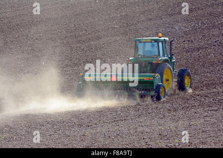 Le tracteur labourage le sol dans le champ Banque D'Images