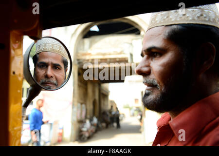 Un auto rickshaw driver son auto rickshaw. Banque D'Images