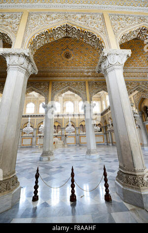 Chowmahalla Palace intérieur avec des chandeliers. Banque D'Images