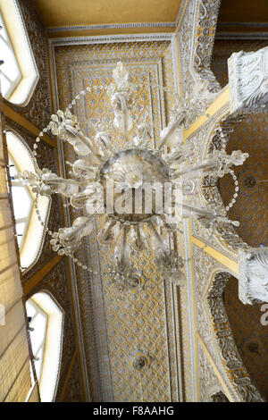 Chowmahalla Palace intérieur avec des chandeliers. Banque D'Images