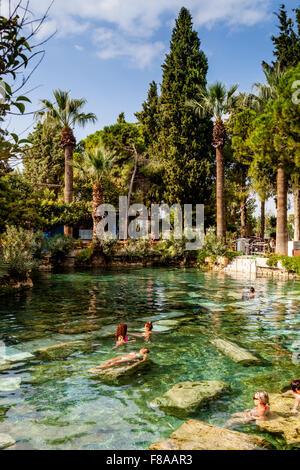 Les touristes la natation dans la piscine de Cléopâtre, Denizli Pamukkale Hierapolis/, Provence, Turquie Banque D'Images