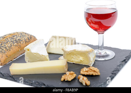 Les fromages français sur ardoise avec du pain et des noix Banque D'Images