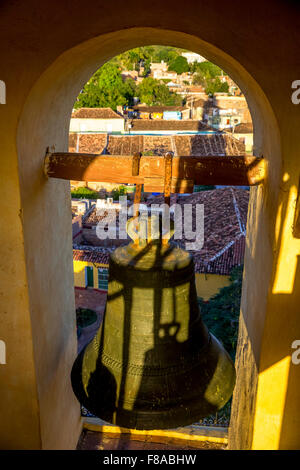 Vue depuis le clocher de l'église de le Convento de San Francisco de Asis dans la ville de Trinidad, cloche de l'église, large angle de vue, Banque D'Images