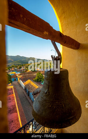 Vue depuis le clocher de l'église de le Convento de San Francisco de Asis dans la ville de Trinidad, cloche de l'église, large angle de vue, Banque D'Images