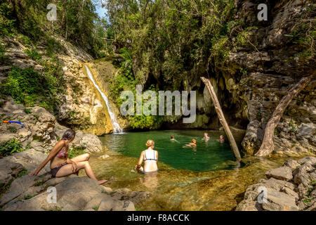 Petit lac dans la Valle de los Ingenios auprès des touristes, l'eau claire, lac, grotte, Wassserfall, rock, profondeur, Trinidad, Cuba, Banque D'Images