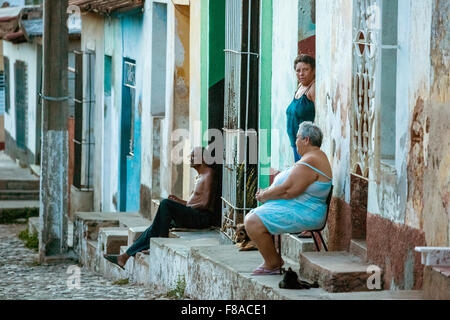 Les cubains sur ses pas devant leurs maisons dans la vieille, grosse femme, vieil homme, scène de rue dans la vieille ville de Trinidad, Banque D'Images