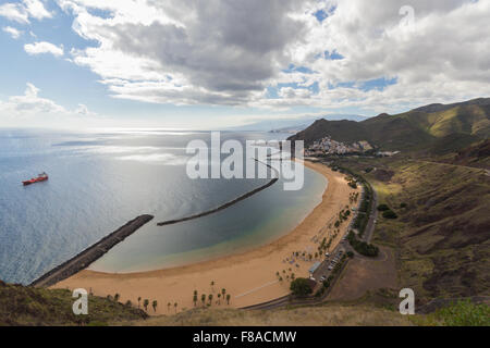 Plage de sable blanc de l'océan et de la plage - antenne , Playa de las teresitas, Tenerife, Espagne Banque D'Images