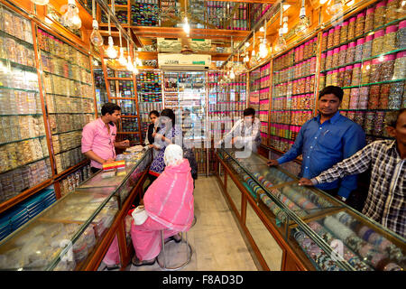 À l'intérieur d'une boutique de bracelets colorés dans le quartier animé de Laad bazaar à Hyderabad, en Inde. Banque D'Images