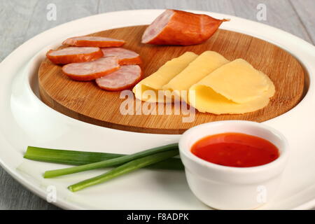 Saucisses et fromages. Entrée série. Banque D'Images