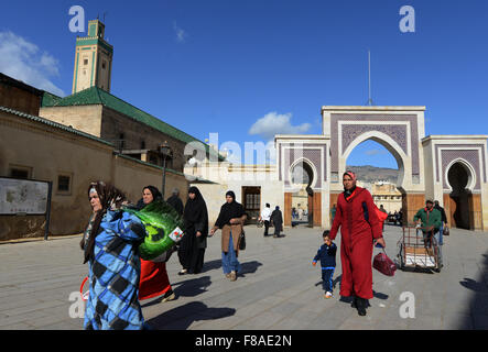 Laissant la foule marocaine Medina / vieille ville de Fes par la porte Bab Porte Rcif. Banque D'Images