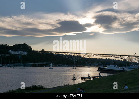 L'Aurora Pont sur le lac Union près de coucher du soleil. Banque D'Images