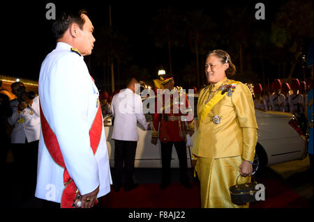 Bangkok, Thaïlande. 7 Décembre, 2015. Thai la Princesse Maha Chakri Sirindhorn (R, avant) arrive pour une fonction sociale pour le 88e anniversaire du roi Bhumibol Adulyadej et thaïlandais du gouvernement à Bangkok, Thaïlande, le 7 décembre 2015. Piscine : Crédit Photo par gouvernement Thaïlandais maison/Xinhua/Alamy Live News Banque D'Images