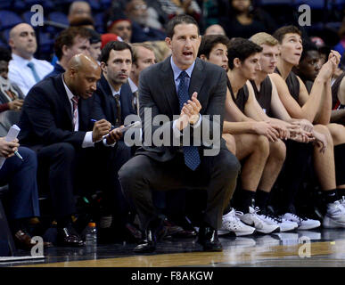 Washington, DC, USA. 7 Décembre, 2015. 20151207 - Brown l'entraîneur-chef Mike Martin, centre, encourage ses joueurs dans la seconde moitié contre Georgetown à l'Verizon Center à Washington. Credit : Chuck Myers/ZUMA/Alamy Fil Live News Banque D'Images