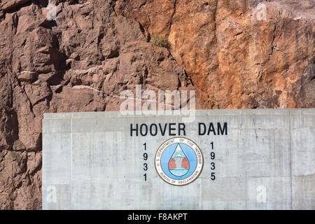 Le Barrage Hoover signe à Hoover Dam visitor centre contre Red Rocks - Comté de Clark, NV Banque D'Images