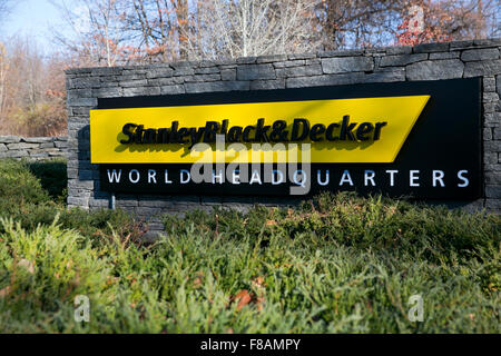 Un logo affiche à l'extérieur du siège de Stanley Black & Decker, Inc., à New Britain, Connecticut, le 21 novembre 2015. Banque D'Images