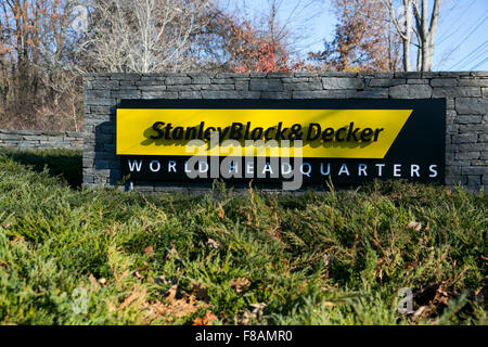 Un logo affiche à l'extérieur du siège de Stanley Black & Decker, Inc., à New Britain, Connecticut, le 21 novembre 2015. Banque D'Images