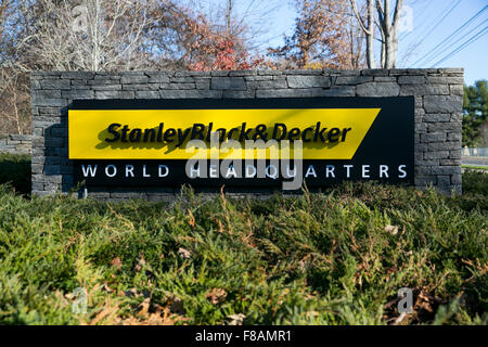 Un logo affiche à l'extérieur du siège de Stanley Black & Decker, Inc., à New Britain, Connecticut, le 21 novembre 2015. Banque D'Images