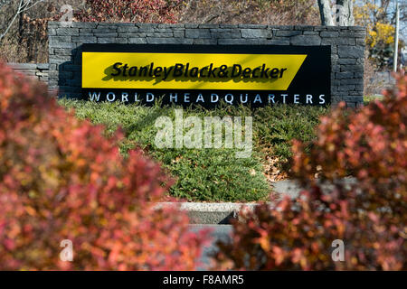 Un logo affiche à l'extérieur du siège de Stanley Black & Decker, Inc., à New Britain, Connecticut, le 21 novembre 2015. Banque D'Images