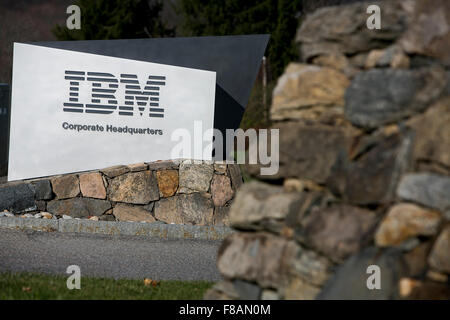 Un logo affiche à l'extérieur du siège d'IBM à Armonk, New York le 21 novembre 2015. Banque D'Images