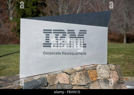 Un logo affiche à l'extérieur du siège d'IBM à Armonk, New York le 21 novembre 2015. Banque D'Images