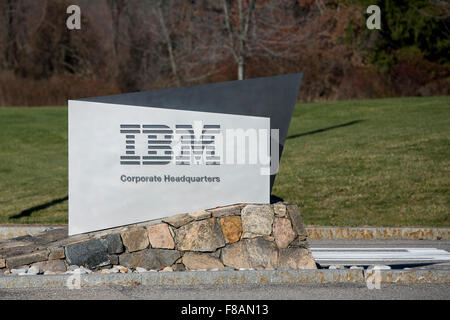 Un logo affiche à l'extérieur du siège d'IBM à Armonk, New York le 21 novembre 2015. Banque D'Images