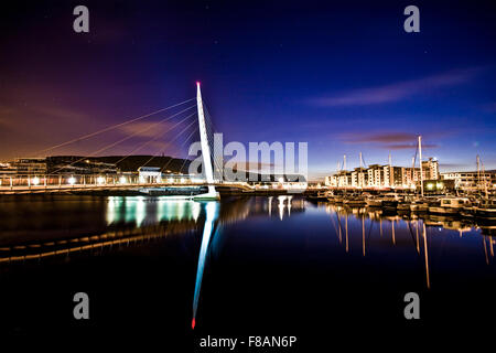 Pont de voile, Swansea, Pays de Galles du Sud par nuit Banque D'Images