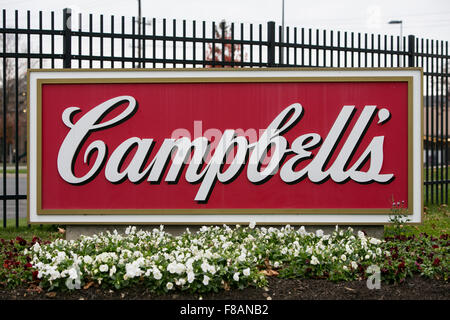 Un logo affiche à l'extérieur du siège de la Campbell Soup Company, également connu sous le nom de Campbell's, à Camden, New Jersey le Novembe Banque D'Images