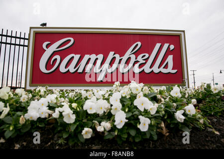 Un logo affiche à l'extérieur du siège de la Campbell Soup Company, également connu sous le nom de Campbell's, à Camden, New Jersey le Novembe Banque D'Images