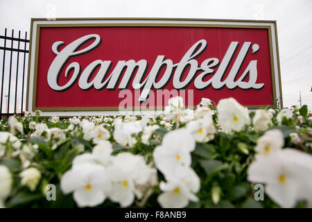 Un logo affiche à l'extérieur du siège de la Campbell Soup Company, également connu sous le nom de Campbell's, à Camden, New Jersey le Novembe Banque D'Images