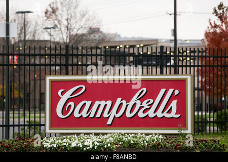 Un logo affiche à l'extérieur du siège de la Campbell Soup Company, également connu sous le nom de Campbell's, à Camden, New Jersey le Novembe Banque D'Images