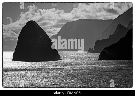 Molokai Côte-Nord. Voir d'Molokaiʻs Okala Island et plus hautes falaises du monde. Kalaupapa coup de parc national. Banque D'Images