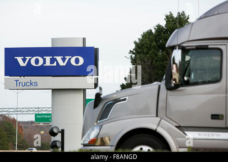 Un logo affiche à l'extérieur d'un établissement occupé par Volvo Trucks de Greensboro, Caroline du Nord le 27 novembre 2015. Banque D'Images