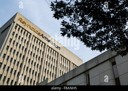 Un logo affiche à l'extérieur du siège de Reynolds American, Inc., à Winston-Salem, Caroline du Nord le 27 novembre 2015. Banque D'Images