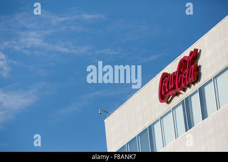 Un logo affiche à l'extérieur d'un établissement occupé par Coca-Cola à Charlotte, Caroline du Nord le 28 novembre 2015. Banque D'Images