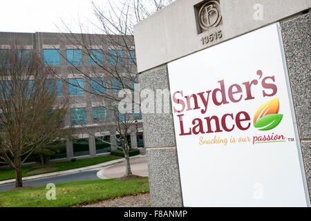 Un logo signer devant le siège de Snyder's-lance, Inc., à Charlotte, Caroline du Nord le 28 novembre 2015. Banque D'Images