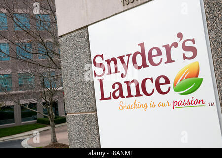 Un logo signer devant le siège de Snyder's-lance, Inc., à Charlotte, Caroline du Nord le 28 novembre 2015. Banque D'Images