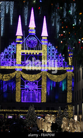 New York, New York, USA. 07Th Dec, 2015. Les lumières de Noël ornent le front de Saks Fifth Avenue en face, Cinquième Avenue du Rockefeller Center à New York. Crédit : Adam Stoltman/Alamy Live News Banque D'Images