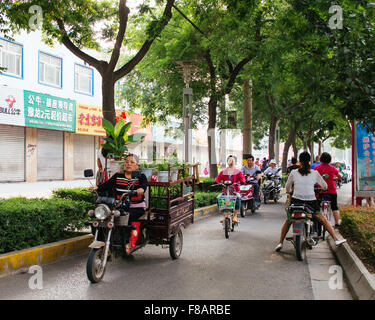 Weinan, Shanxi, CHN. 19 Juin, 2015. Weinan, CHINE - 6 septembre 2015 : (usage éditorial uniquement. Chine OUT) Les gens sur les véhicules électriques. © SIPA Asie/ZUMA/Alamy Fil Live News Banque D'Images