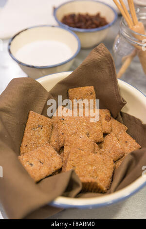 Certains biscuits faits maison dans un panier dans la cuisine Banque D'Images