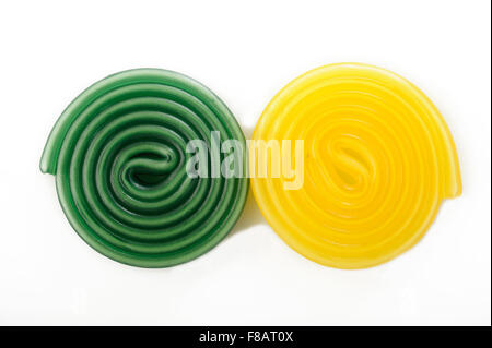 Réglisse Réglisse bonbons colorés en spirale sur fond blanc Banque D'Images