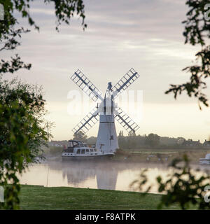 Paysage magnifique de moulin et de la rivière au lever du soleil sur le matin d'été Banque D'Images