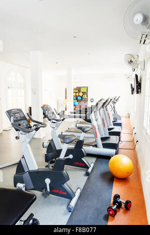 L'exercice de sport salle de remise en forme avec des machines dans l'hôtel Banque D'Images