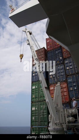 Un membre de l'équipe de Corte Real container ship regarde la grue du navire pour vérifier l'ajustement récent de l'angle. Banque D'Images