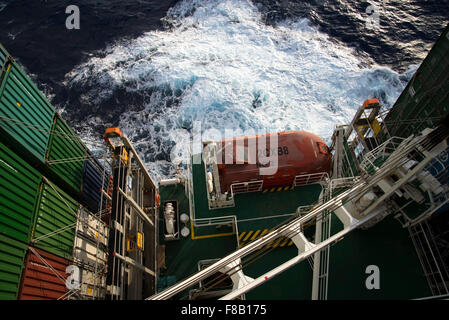 Des conteneurs empilés à l'arrière du navire Corte Real dans l'état de la mer vue d'en haut sur le pont. Banque D'Images