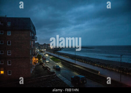 Sandylands Heysham, Promenade, Morecambe Royaume-uni 8 décembre 2015. Les gens de Promenade sur Sandylands à Morecambe se réveilla ce matin à la vue de lumières de rue que l'alimentation a été renvoyée au lendemain. Au nord-ouest de l'électricité travaille à rétablir l'alimentation depuis sa perte cette semaine. L'ensemble de Morecambe et Lancaster ont été avec le pouvoir depuis la sous-station principale de Lancaster a été touché par la tempête Desmond le dimanche. Crédit : David Billinge/Alamy Live News Banque D'Images