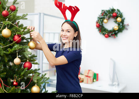 Pretty woman decorating sapin pour Noël Banque D'Images