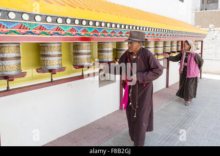 Leh, Inde - le 14 juillet 2014 : Un vieux homme tourne roues de prière bouddhiste dans un monastère à Leh en Lakadh région d'Inde Jammu & Le Kashm Banque D'Images