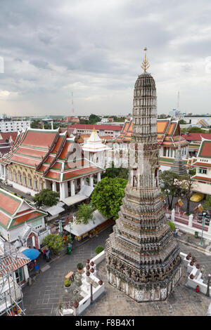 Wat Arun est un célèbre temple bouddhique le long de la rivière Chao Praya, à Bangkok, Thaïlande capitale. Banque D'Images